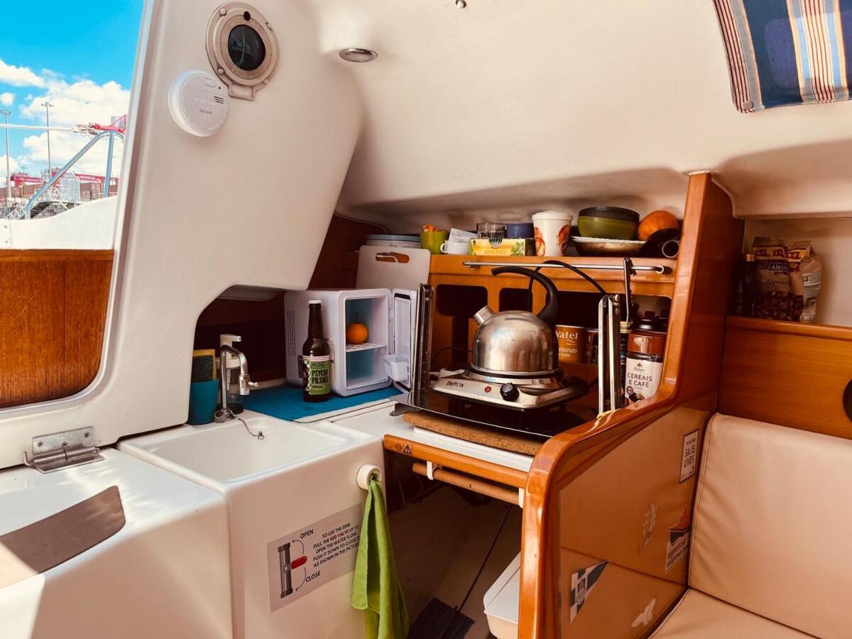 Hotel Surfbird Cozy Sailboat Escape Lissabon Exterior foto